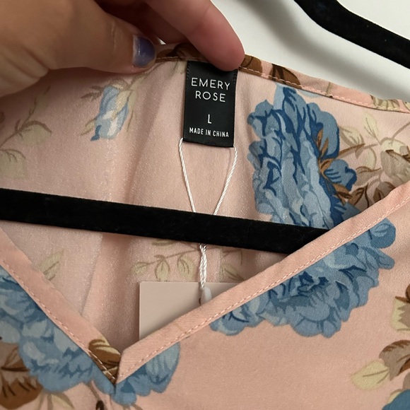 Last chance! 
Cold shoulder light pink top - Picture 4 of 7